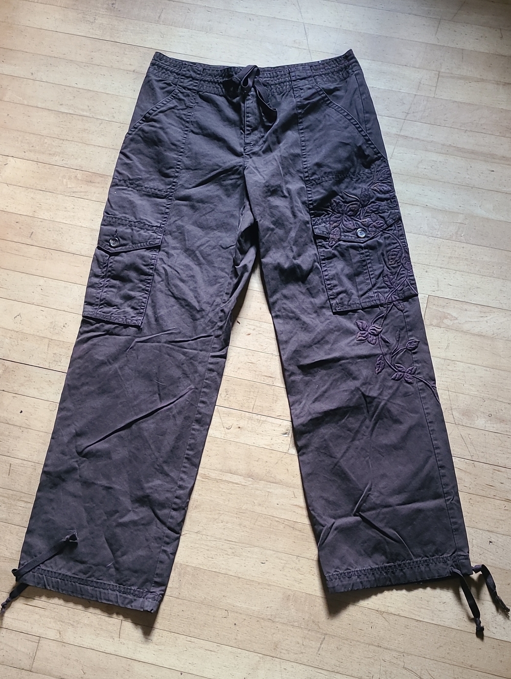 Low-Rise Cargo Pants - Dark Brown Embroidered